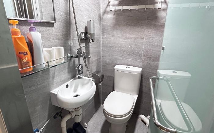 Room with Large Bed in Jordan Building, Tsim Sha Tsui & Jordan Station