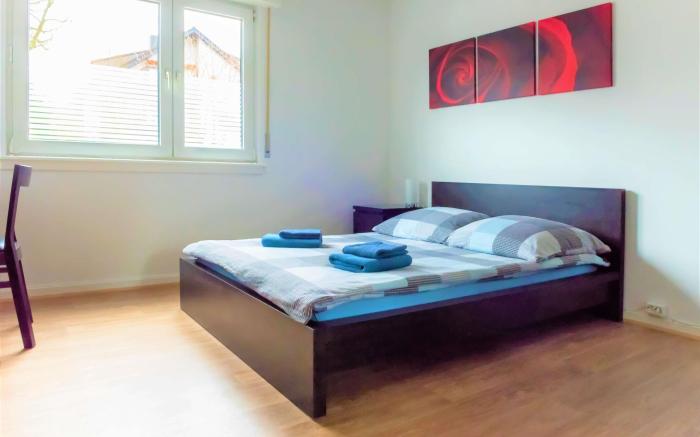 Two Bedroom Apartment with Kitchen, free Parking