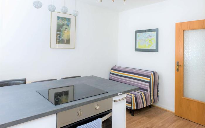 Two Bedroom Apartment with Kitchen, free Parking