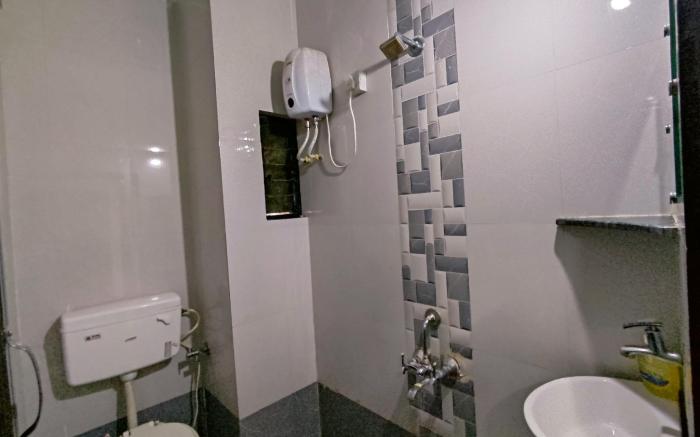 Ambient Homestay (5-AC/Non AC Rooms with Balcony)