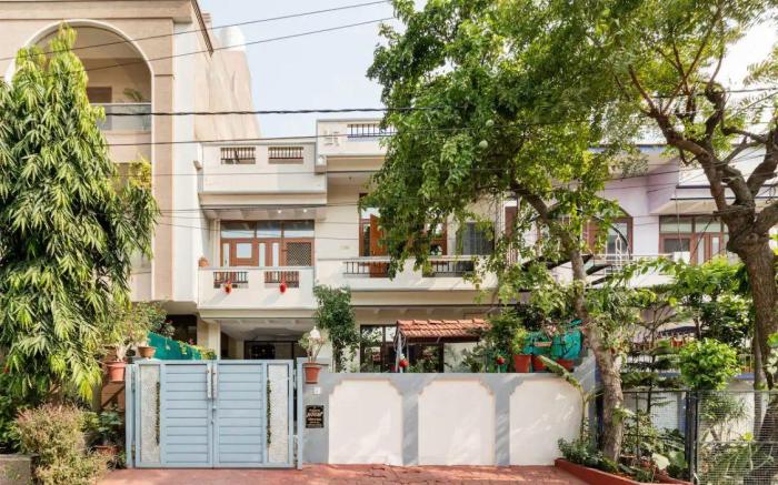 Stylish & Cozy Retreat w/ Jacuzzi | Vaishali Nagar