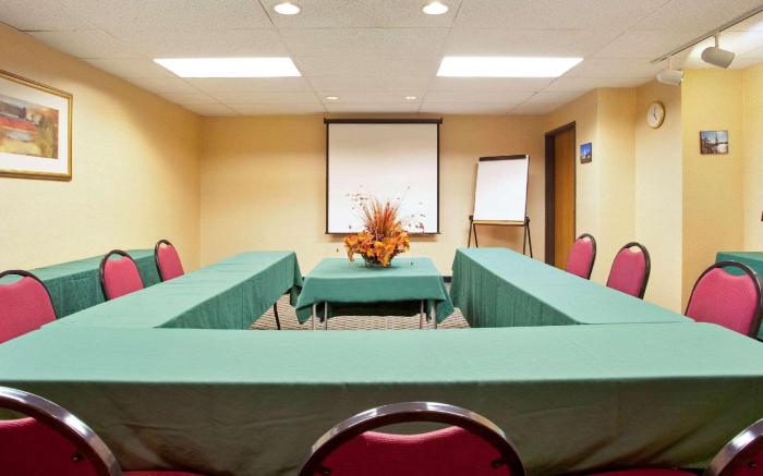 Country Inn & Suites by Radisson, Mt. Pleasant-Racine West, WI