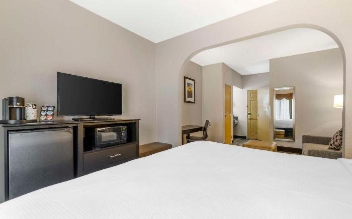 Best Western Plus Des Moines West Inn & Suites