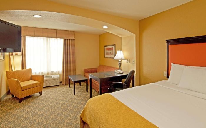 La Quinta Inn & Suites by Wyndham Mobile - Tillman's Corner