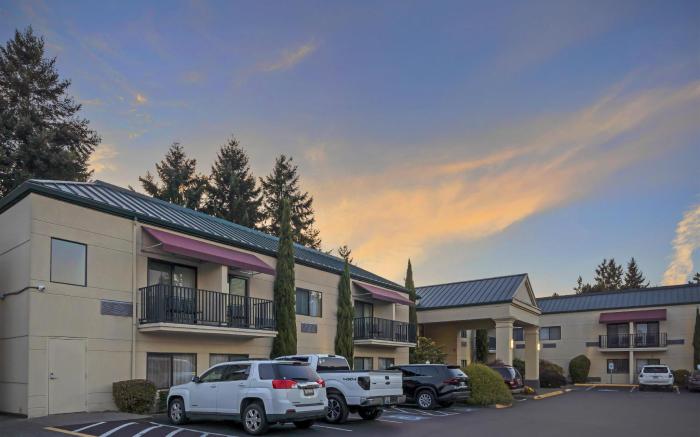 Best Western Plus Plaza by the Green