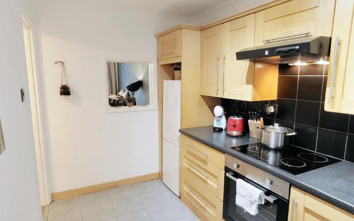 2 Single Beds, 1 BR Apartment