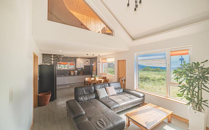 D-Tong Aewol Jungsan Valley Saebyeol Oreum Sea View, Duplex, Beautiful Private House with Garden