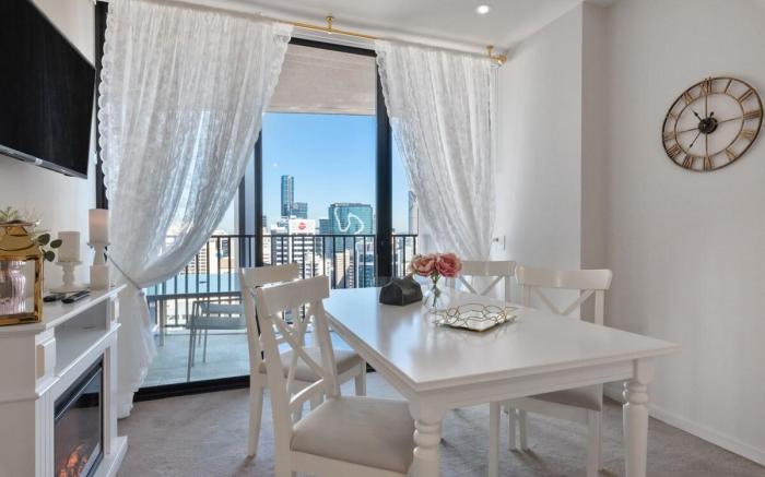 NEW! 2 Bedroom Apartment + Free parking; Sleeps 6