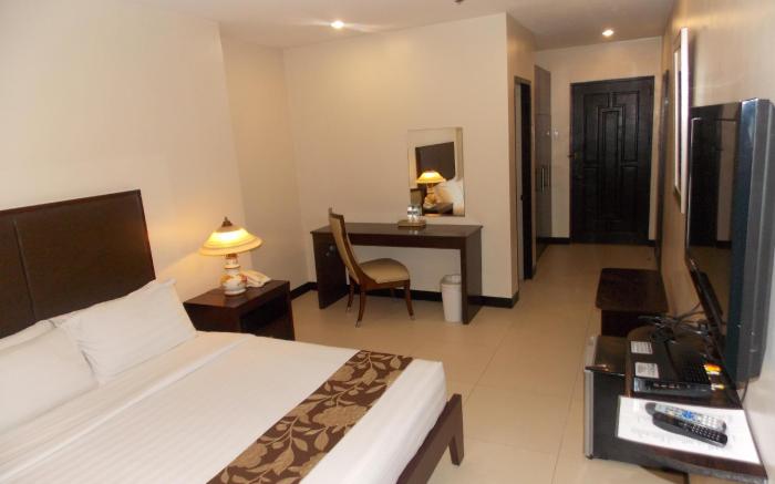 Main Hotel and Suites