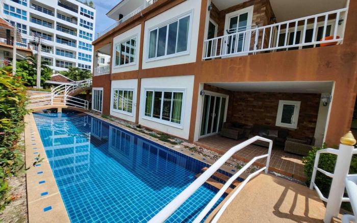 Downtown 6-bedroom pool villa, near the beach