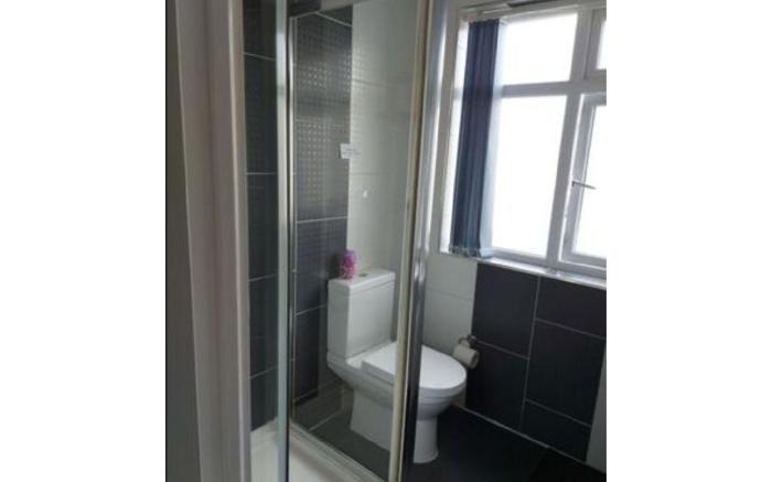 Apple House Wembley Twin Room shared bathroom