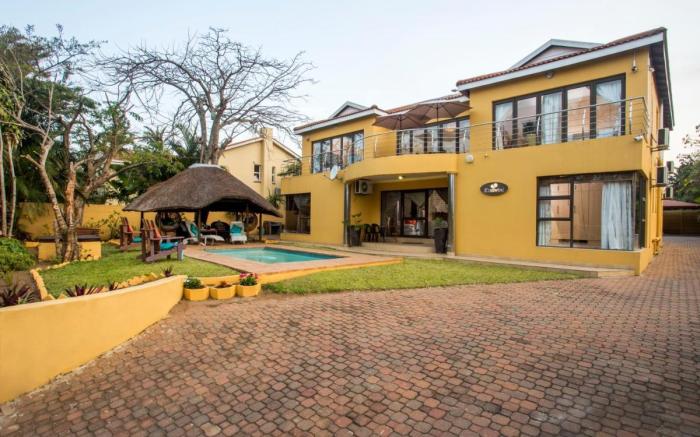Ezulwini Guest House - Queen Room with Balcony for 2 guests in Ballito