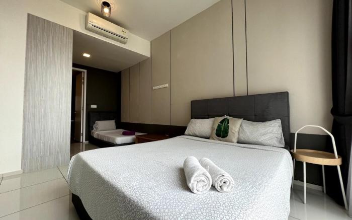 Breathtaking Rooftop Pool4 MRT