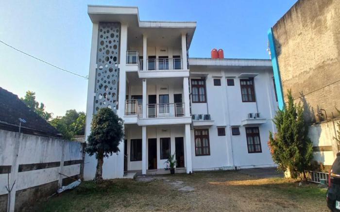 OYO 93011 Hotel Griya Lestari Pati 2