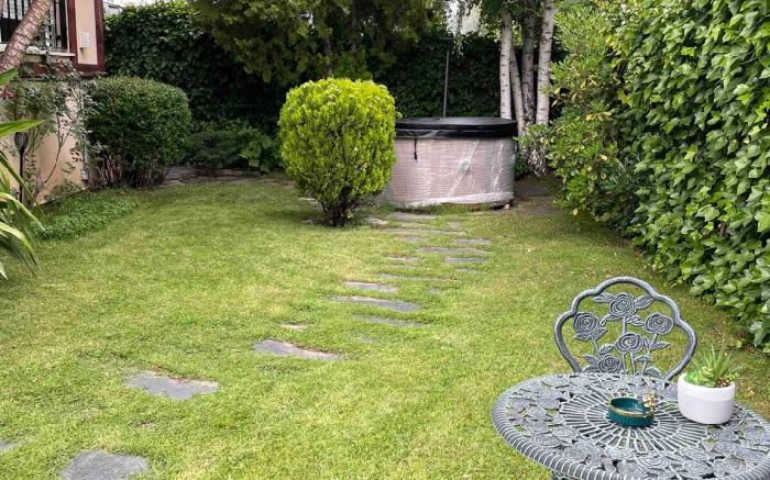 Modern Luxury House with Jacuzzi in the Garden