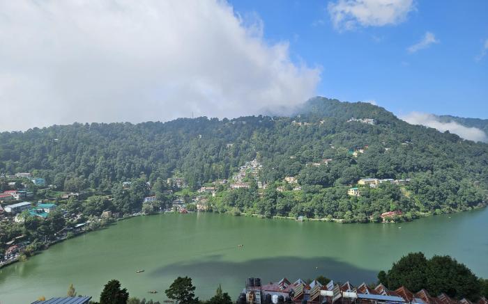 Gayatri Niwas Luxury Room - Lake Mountain View
