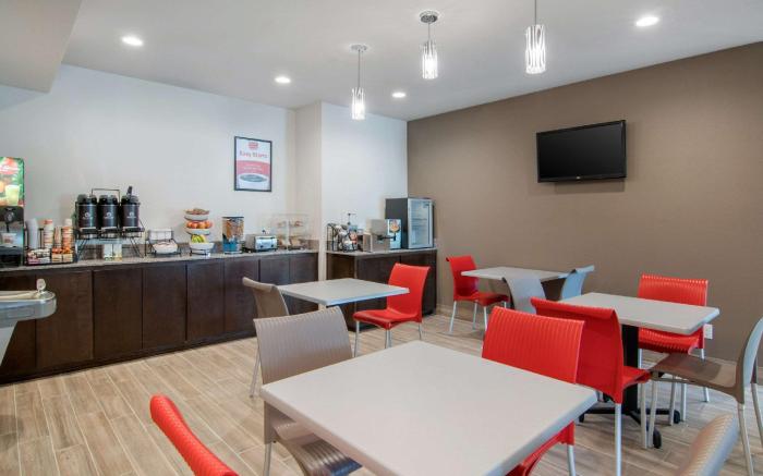 Econo Lodge Inn & Suites