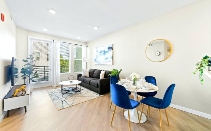 Designer Apt  with Jacuzzi  Sky Lounge  Gym Access