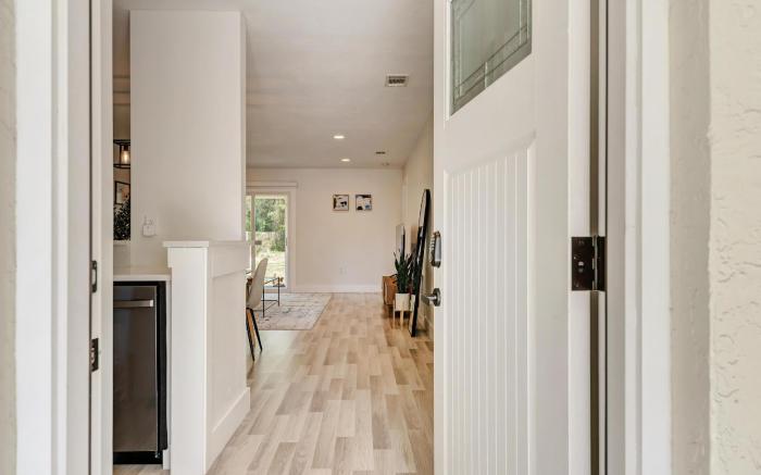 Charming Florida Beach Home w  King Bed  Patio