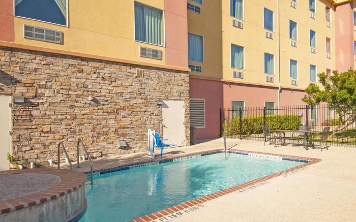 Days Inn & Suites by Wyndham San Antonio near AT&T Center