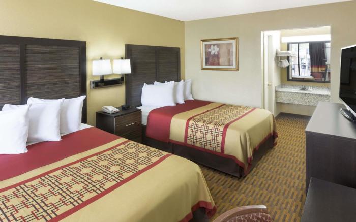Days Inn by Wyndham Columbus-North Fort Moore