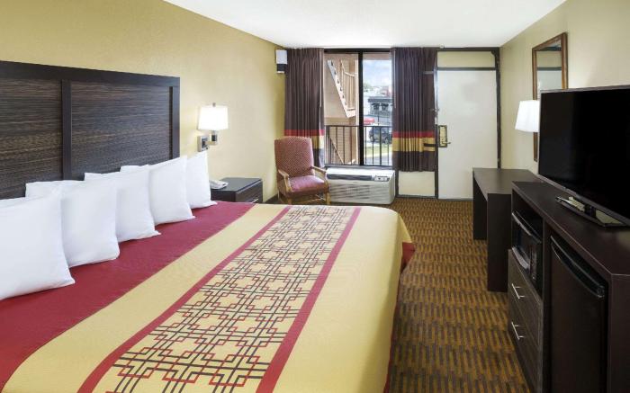 Days Inn by Wyndham Columbus-North Fort Moore
