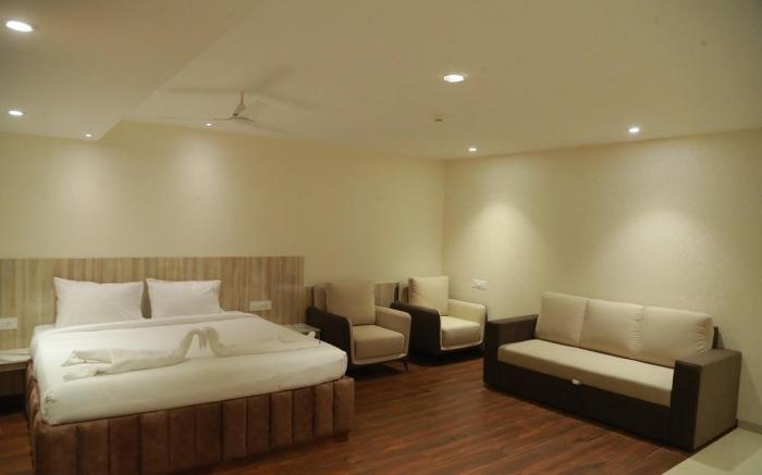 GRAND MANOR SUITES
