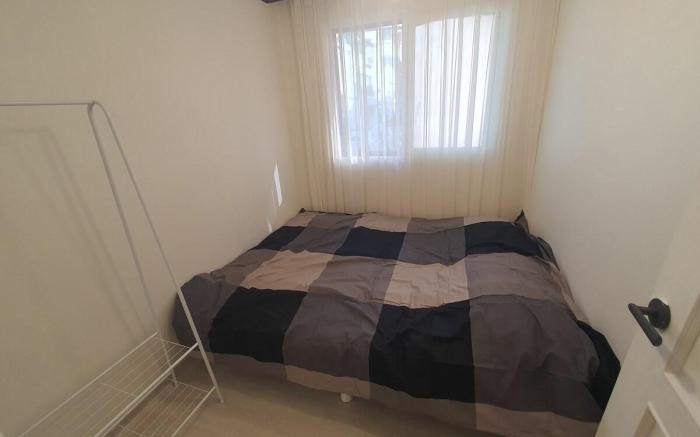 Near Hongik univ,3rooms,4beds, 2nd floor [3]-15
