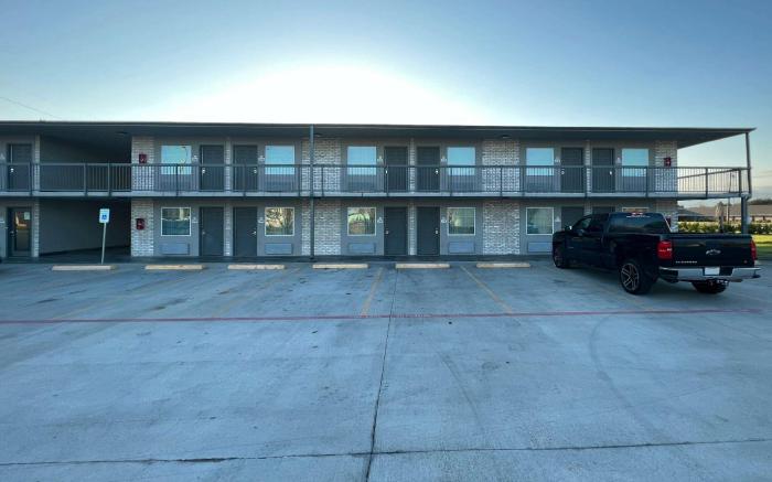 Super 8 by Wyndham Sulphur South