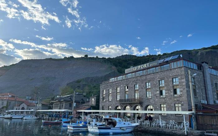 ASSOS TROY PORT HOTEL