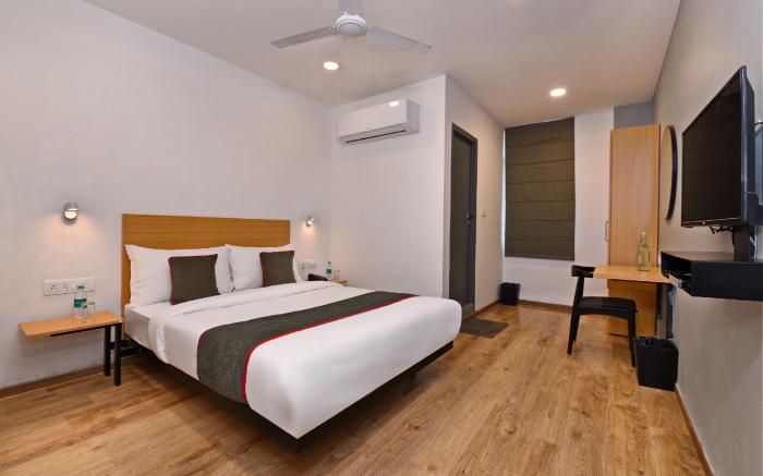 Super Townhouse Function Inn Near Chaudhary Charan Singh International Airport