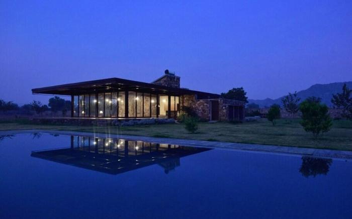 RajNikas Farm: Top-Rated Glass House with Pool