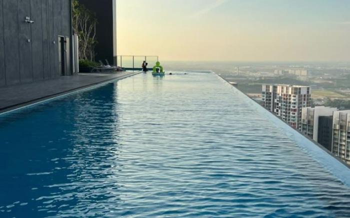 Sky pool 4 star hotel grade stay in i-City 18