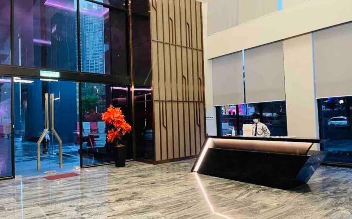 Sky pool 4 star hotel grade stay in i-City 18