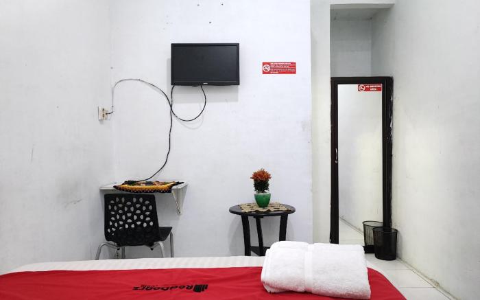 RedDoorz Syariah near Universitas Batanghari Jambi