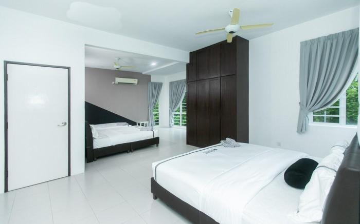 Beach side spacious 5BR 20pax pool house