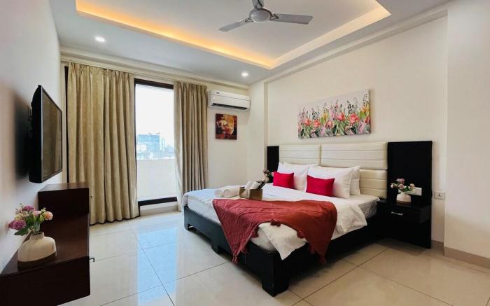 BluO 3BHK - Golf Course Road | Balcony, Lift
