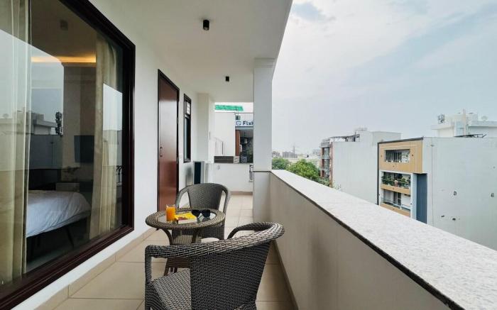 BluO 3BHK - Golf Course Road | Balcony, Lift