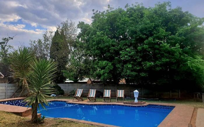 4-Bedroom Guest House with Pool Fireplace & Lappa