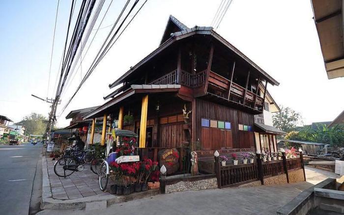 โรงแรมจันทร์แดง (antique hotel)