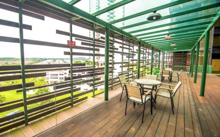 Cube 8 Teens Taman Mount Austin Apartment by UHA