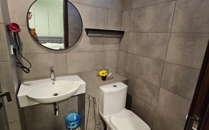 THE HIVE EXECUTIVE EXTRA LARGE STUDIO SUITE