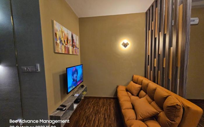 THE HIVE EXECUTIVE EXTRA LARGE STUDIO SUITE