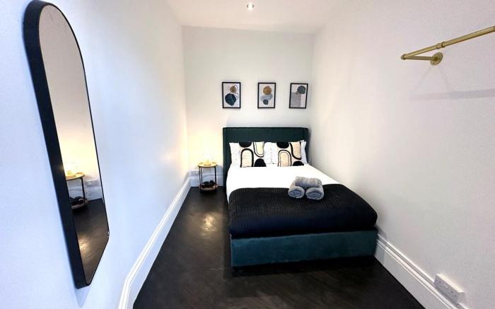 Modern Flat Steps Away from Bustling Hoxton Square