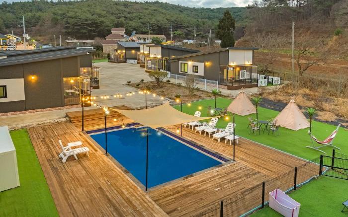 Anmyeondo Town 1967 Dog Pool Villa