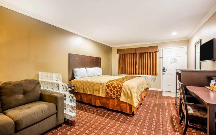 Rodeway Inn & Suites