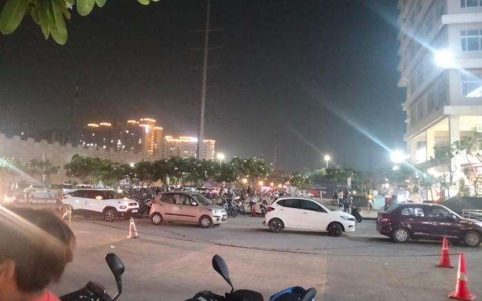 Rooms in greater noida near pari chowk