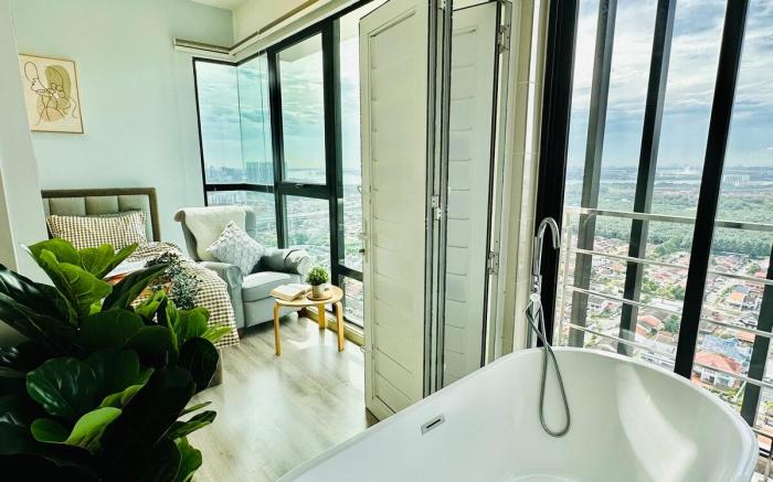 Mosaic Sky High 3BR: Level 32 Comfort with Bathtub
