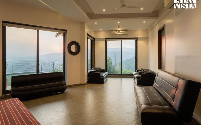 Aarna House by StayVista - Mountain & lakeview villa, Contemporary modern interiors & a charming ter