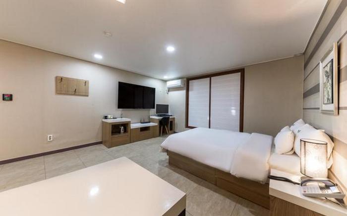 Jeonju Geumamdong Hotel White